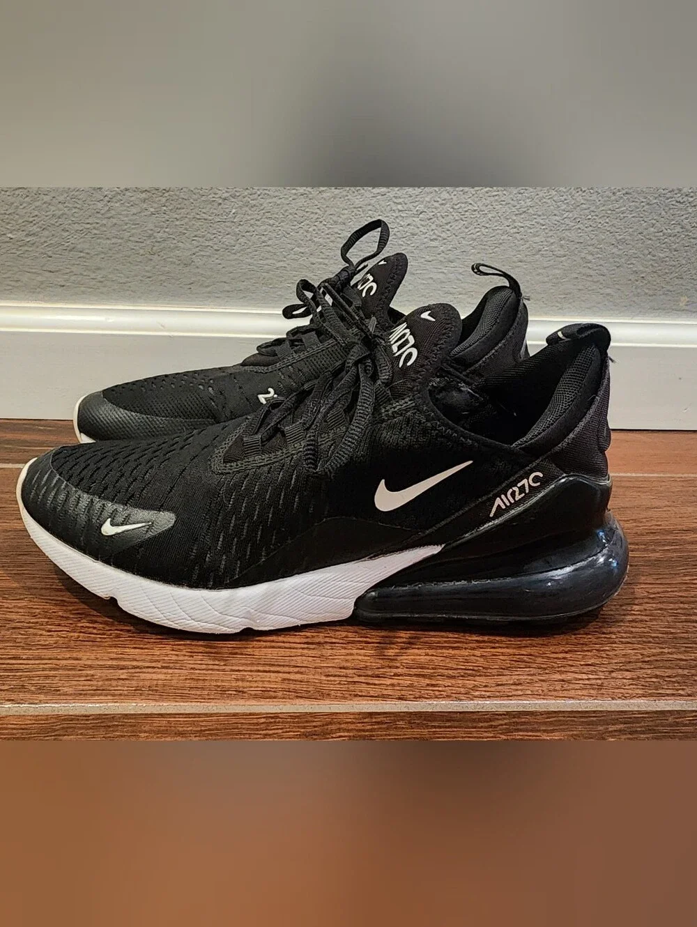 Women's Nike Air Max 270s - Black/white - Size 10